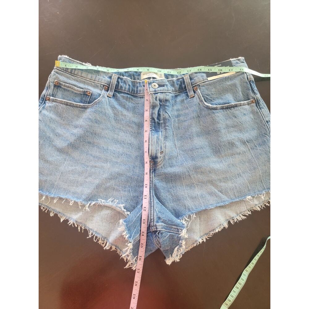 NWT Abercrombie Fitch Mom Shorts High Rise Womens 34/18 Raw Hem Denim - Picture 3 of 10
